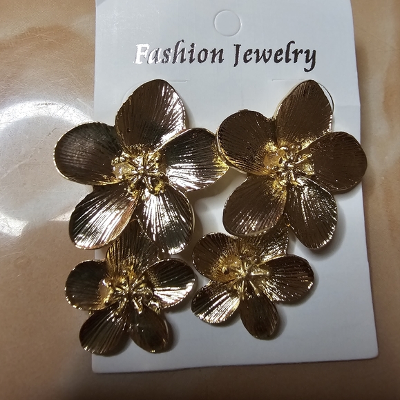Jewelry - Double flower gold earrings
